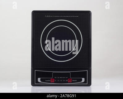 Tragbare Induktions-kochfeld auf weißem Hintergrund Stockfoto
