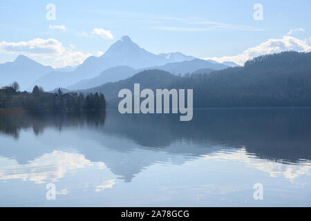 Weissensee, idyllischen See in staubiger morgen Licht vor der blauen Berge der bayerischen Alpen in der Nähe von Füssen im Allgäu, Deutschland, Platz kopieren Stockfoto