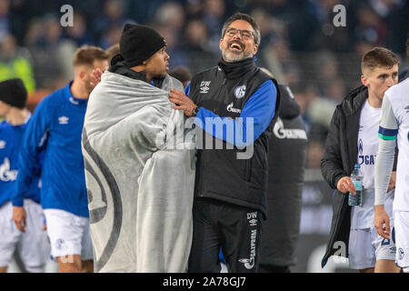 Weston MCKENNIE (GE) sieht auf laughsden David Wagner (Trainer, GE), laughsd, Lächeln, Lächeln, Lächeln, Lächeln, Lachen, Mimik, halb Bild, halb Abbildung, Jubel, Jubel, Jubeln, Freude, Jubel, Jubel feiern, Finale, Fußball, DFB-Pokal, 2. Runde DSC Arminia Bielefeld (BI) - FC Schalke 04 (GE) 2:3, am 29.10.2019 in Bielefeld/Deutschland. | Verwendung weltweit Stockfoto