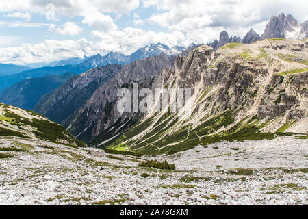 Dolomiten, Italien - Juli 2019: Herrlicher Panoramablick von drei Zinnen über Berg der Dolomiten Stockfoto