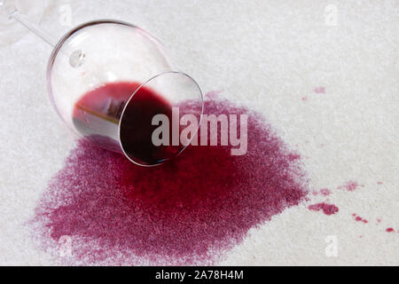 Rotweinfleck mit Weinglas Stockfoto