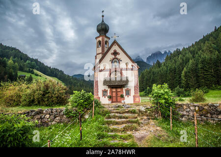 Dolomiten, Italien - Juli, 2019: grüne Tal mit Blick auf die Santa Maddalena Dorfkirche, Val di Funes, Dolomiten, Stockfoto