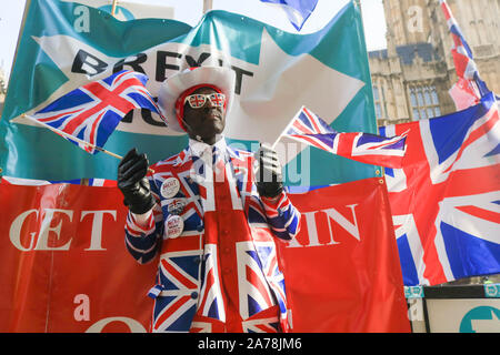 Westminster London UK. 31. Oktober 2019. Pro-Brexit Mitkämpfer Joseph Afrane außerhalb des Parlaments, an dem Tag, an dem eine Brexit Termin, nämlich den 31. Oktober, als Großbritannien war angeblich ein Verlassen der Europäischen Union verläuft. Amer ghazzal/Alamy leben Nachrichten Stockfoto