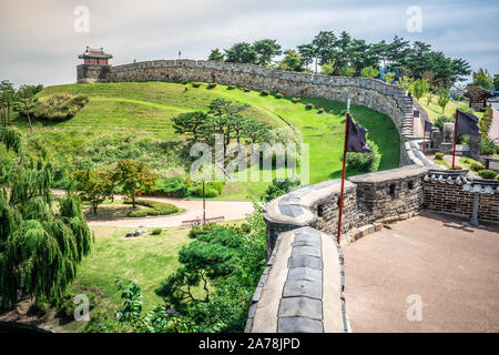 Suwon Hwaseong Festung Ansicht mit Befestigungsmauer und kleinen Turm in Suwon, Südkorea Stockfoto