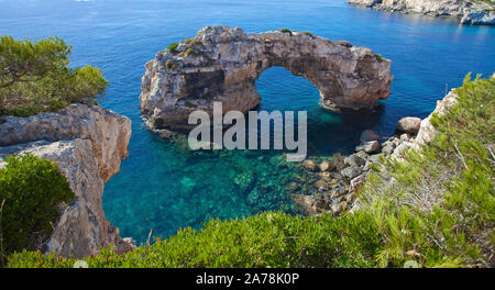 Es Pontas, Natural Arch an der felsigen Küste, Cala Santanyi, Mallorca, Balearen Inseln, Spanien Stockfoto
