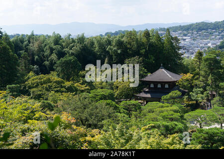 Kyoto/Japan - September 2019: Übersicht über Kyoto mit dem berühmten Tempel im Vordergrund von üppigem Grün und Wald umgeben. Stockfoto