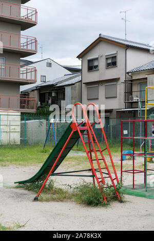 Kyoto/Japan - September 2019: ein Spielplatz im Wohngebiet von Fushimi bei Kyoto. Stockfoto