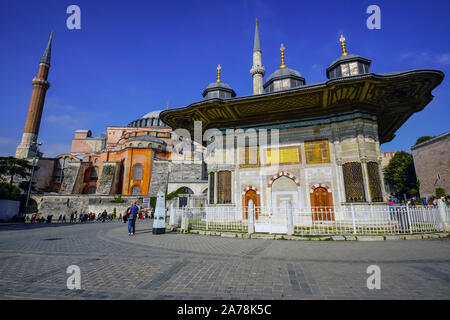 Der Brunnen von Sultan Ahmed III ist in den großen Platz vor der Kaiserlichen Tor der Topkapi Palast und die Hagia Sophia Kirche in Istanbul, T entfernt Stockfoto