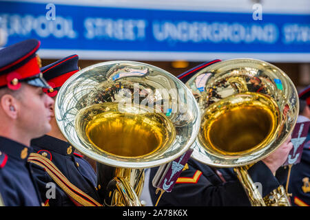 London, Großbritannien. 31 Okt, 2019. Die britische Armee Band spielt zu einem großen Publikum der Pendler - Ross Kemp startet London Poppy Day 2019 am Bahnhof Liverpool Street, zentrale Halle - 2000 Service Personal gemeinsam mit Veteranen, Freiwillige und Prominente in einem Versuch, £ 1 m in einem einzigen Tag für die Royal British Legion während London Poppy Tag anzuheben. Credit: Guy Bell/Alamy leben Nachrichten Stockfoto