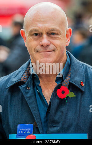 London, Großbritannien. 31 Okt, 2019. Ross Kemp startet London Poppy Day 2019 am Bahnhof Liverpool Street, zentrale Halle - 2000 Service Personal gemeinsam mit Veteranen, Freiwillige und Prominente in einem Versuch, £ 1 m in einem einzigen Tag für die Royal British Legion während London Poppy Tag anzuheben. Credit: Guy Bell/Alamy leben Nachrichten Stockfoto