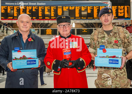 London, Großbritannien. 31 Okt, 2019. Ross Kemp startet London Poppy Day 2019 mit Chelsea Rentner Colin Thackery (Gewinner von Britains got Talent 2019) und Magier Corporal des Pferdes Richard Jones (2016 Britain's Got Talent Sieger) und der British Army Band auf der Liverpool Street Station, zentrale Halle - 2000 Service Personal gemeinsam mit Veteranen, Freiwillige und Prominente in einem Versuch, £ 1 m in einem einzigen Tag für die Royal British Legion während London Poppy Tag anzuheben. Credit: Guy Bell/Alamy leben Nachrichten Stockfoto