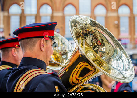 London, Großbritannien. 31 Okt, 2019. Die britische Armee Band spielt zu einem großen Publikum der Pendler - Ross Kemp startet London Poppy Day 2019 am Bahnhof Liverpool Street, zentrale Halle - 2000 Service Personal gemeinsam mit Veteranen, Freiwillige und Prominente in einem Versuch, £ 1 m in einem einzigen Tag für die Royal British Legion während London Poppy Tag anzuheben. Credit: Guy Bell/Alamy leben Nachrichten Stockfoto