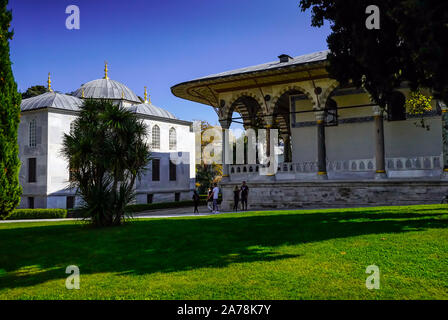 Touristen in den Garten im Topkapi Palast Istanbul, Istanbul, Türkei. Stockfoto