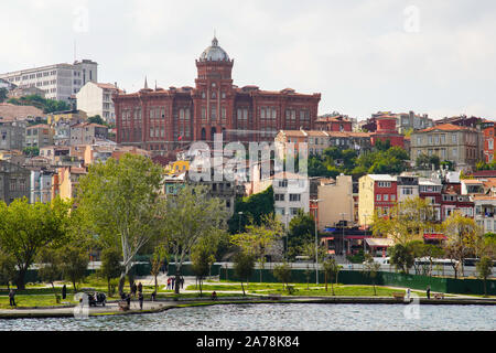 Blick auf Phanar Griechisch-orthodoxe Hochschule in Istanbul, das aufsteigt wie ein rotes Schloss über dem historischen Viertel von Balat und Fener. Die Türkei. Stockfoto