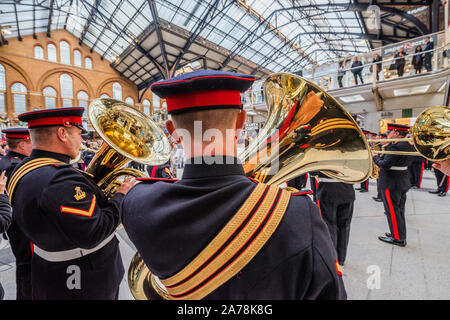 London, Großbritannien. 31 Okt, 2019. Die britische Armee Band spielt zu einem großen Publikum der Pendler - Ross Kemp startet London Poppy Day 2019 am Bahnhof Liverpool Street, zentrale Halle - 2000 Service Personal gemeinsam mit Veteranen, Freiwillige und Prominente in einem Versuch, £ 1 m in einem einzigen Tag für die Royal British Legion während London Poppy Tag anzuheben. Credit: Guy Bell/Alamy leben Nachrichten Stockfoto