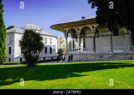 Touristen in den Garten im Topkapi Palast Istanbul, Istanbul, Türkei. Stockfoto