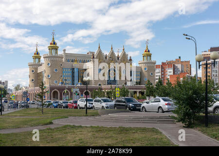 Puppentheater Ekiyat Kazan Seitenansicht an einem klaren Sommertag. Parken vor dem Theater ist mit Autos gefüllt. KAZAN, Russland - Juli 08, 2016 Stockfoto