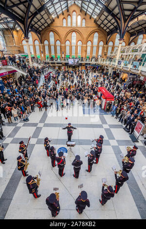 London, Großbritannien. 31 Okt, 2019. Die britische Armee Band spielt zu einem großen Publikum der Pendler - Ross Kemp startet London Poppy Day 2019 am Bahnhof Liverpool Street, zentrale Halle - 2000 Service Personal gemeinsam mit Veteranen, Freiwillige und Prominente in einem Versuch, £ 1 m in einem einzigen Tag für die Royal British Legion während London Poppy Tag anzuheben. Credit: Guy Bell/Alamy leben Nachrichten Stockfoto
