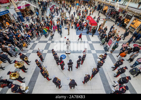 London, Großbritannien. 31 Okt, 2019. Die britische Armee Band spielt zu einem großen Publikum der Pendler - Ross Kemp startet London Poppy Day 2019 am Bahnhof Liverpool Street, zentrale Halle - 2000 Service Personal gemeinsam mit Veteranen, Freiwillige und Prominente in einem Versuch, £ 1 m in einem einzigen Tag für die Royal British Legion während London Poppy Tag anzuheben. Credit: Guy Bell/Alamy leben Nachrichten Stockfoto