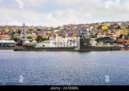 Eine schwarze u-Boot und Apartment Gebäude im Hintergrund auf dem europäischen Teil ofIstanbul, Türkei. Stockfoto