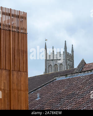 Die neue Königin Elizabeth Musik Schule am King's Bruton school in Somerset. Gebäude von Levitt Bernstein. Turm der Marienkirche in Abstand Stockfoto