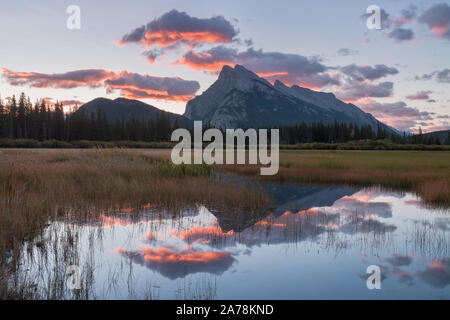 Die spektakuläre Aussicht auf Berge, Seen und Wanderwege der Kanadischen Rockies im Banff National Park in Alberta, Kanada, zieht Wanderer auf der ganzen Welt an Stockfoto