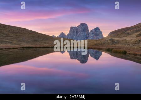 Herrliche Aussicht auf die berühmten Dolomitengipfel, die im Sommer bei Sonnenuntergang in einem wunderschönen goldenen Abendlicht glühen. Trentino Südtirol, Dolomiten, Tirol Stockfoto