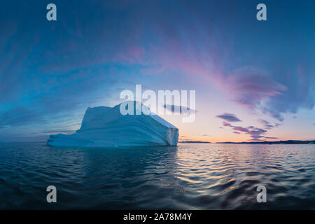 Eisberg bei Sonnenuntergang. Natur und Landschaft Grönlands. Die diskobucht. Westgrönland. Sommer Mitternachtssonne und Eisberge. Big Blue Ice im Eisfjord. Betroffen Stockfoto