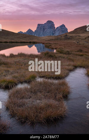 Herrliche Aussicht auf die berühmten Dolomitengipfel, die im Sommer bei Sonnenuntergang in einem wunderschönen goldenen Abendlicht glühen. Trentino Südtirol, Dolomiten, Tirol Stockfoto