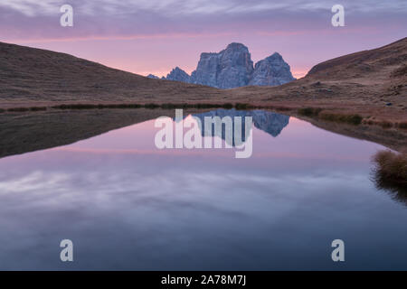 Herrliche Aussicht auf die berühmten Dolomitengipfel, die im Sommer bei Sonnenuntergang in einem wunderschönen goldenen Abendlicht glühen. Trentino Südtirol, Dolomiten, Tirol Stockfoto