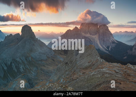 Herrliche Aussicht auf die berühmten Dolomitengipfel, die im Sommer bei Sonnenuntergang in einem wunderschönen goldenen Abendlicht glühen. Trentino Südtirol, Dolomiten, Tirol Stockfoto