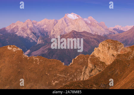 Herbstblick auf das Passo Giau-Tal in den italienischen Doldenlagen und den schneebedeckten Marmolada-Gletscher. Marmolada ist der höchste Berg, der "Dolmiti" Stockfoto