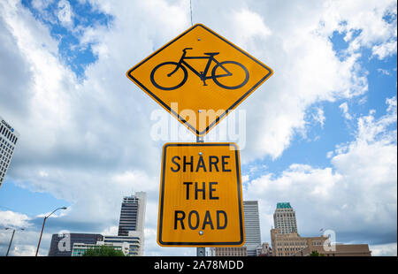 Tulsa, Oklahoma, USA. 13. Mai 2019. Teilen Sie der Straße. Autos und Fahrräder zusammen in Tulsa die Straßen. Bewölkt Stadt Hintergrund. Stockfoto