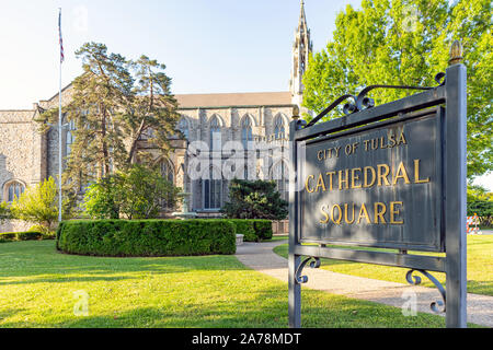 Tulsa, Oklahoma, USA. 13. Mai 2019. Die erste evangelisch-methodistische Kirche am Cathedral Square. Rundbogenfenster schmücken die Fassade. Stockfoto