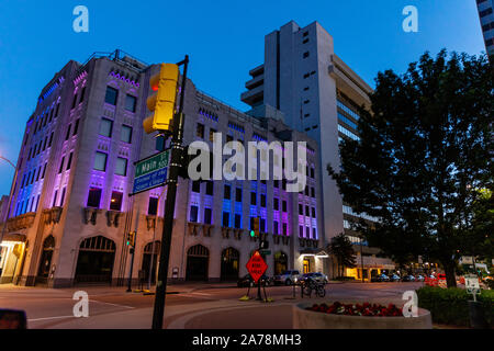 Tulsa, Oklahoma, USA. 13. Mai 2019. Nacht mit beleuchteten Gebäuden neben der Straße. Straße Arbeit vor traffic sign. Stockfoto