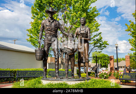 Broken Arrow, Tulsa, Oklahoma, USA. 13. Mai 2019. Bronzestatue des frühen 20. Jahrhunderts Landwirtschaft Familie, in der Centennial Park auf der Main Street. Stockfoto