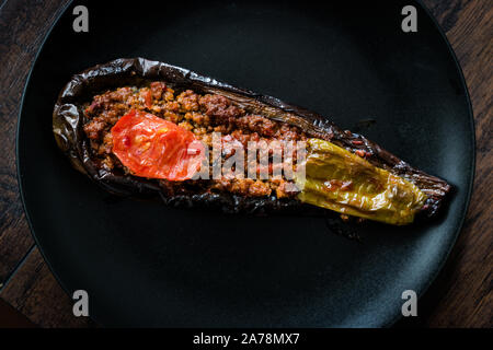 Karniyarik Gefüllte Auberginen Auberginen mit Hackfleisch und Gemüse überbacken mit Tomatensauce. Traditionelle biologische Lebensmittel. Stockfoto