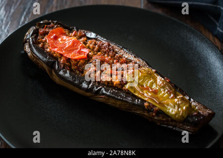 Karniyarik Gefüllte Auberginen Auberginen mit Hackfleisch und Gemüse überbacken mit Tomatensauce. Traditionelle biologische Lebensmittel. Stockfoto