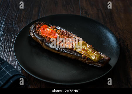 Karniyarik Gefüllte Auberginen Auberginen mit Hackfleisch und Gemüse überbacken mit Tomatensauce. Traditionelle biologische Lebensmittel. Stockfoto