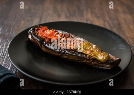 Karniyarik Gefüllte Auberginen Auberginen mit Hackfleisch und Gemüse überbacken mit Tomatensauce. Traditionelle biologische Lebensmittel. Stockfoto