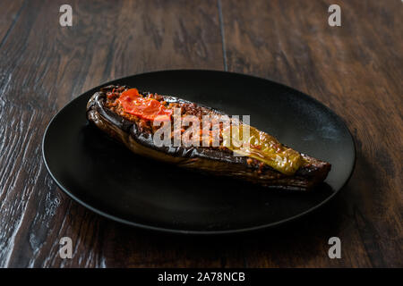 Karniyarik Gefüllte Auberginen Auberginen mit Hackfleisch und Gemüse überbacken mit Tomatensauce. Traditionelle biologische Lebensmittel. Stockfoto