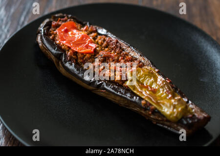 Karniyarik Gefüllte Auberginen Auberginen mit Hackfleisch und Gemüse überbacken mit Tomatensauce. Traditionelle biologische Lebensmittel. Stockfoto