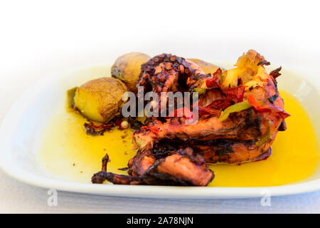 Octopus Meal Dinner Mittagessen in Olivenöl mit Kartoffeln gekocht. Algarve Portugal Stockfoto