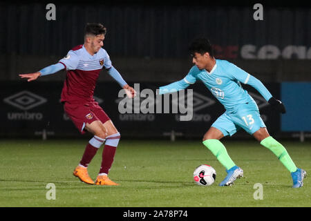 DAGENHAM, England. 30. Oktober: Ulysses Llanez Wolfsburg II mit der Kugel während der Premier League International Cup Match zwischen West Ham United und Stockfoto