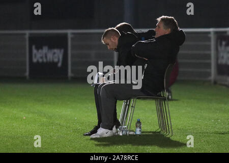 DAGENHAM, England. 30. Oktober: Tom Lokhoff Cheftrainer der Wolfsburg II während der Premier League International Cup Match zwischen West Ham United und V Stockfoto