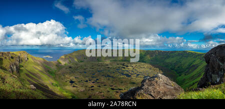 Gesamten Rano Kau Vulkankrater Panorama mit Tangata matu Inseln Stockfoto