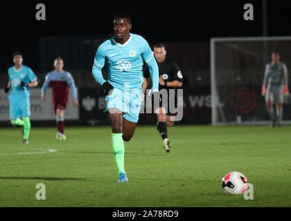 DAGENHAM, England. 30. Oktober: Jesaja Herrmann von Wolfsburg II mit der Kugel während der Premier League International Cup Match zwischen West Ham United ein Stockfoto