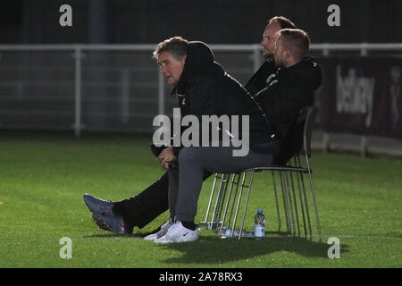 DAGENHAM, England. 30. Oktober: Tom Lokhoff Cheftrainer der Wolfsburg II am Rande während der Premier League International Cup Match zwischen West Ham Unit Stockfoto