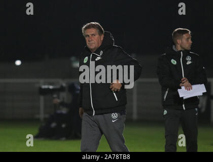 DAGENHAM, England. 30. Oktober: Tom Lokhoff Cheftrainer der Wolfsburg II während der Premier League International Cup Match zwischen West Ham United und V Stockfoto