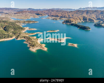 Luftaufnahme von Aoos See in Griechenland. Stockfoto